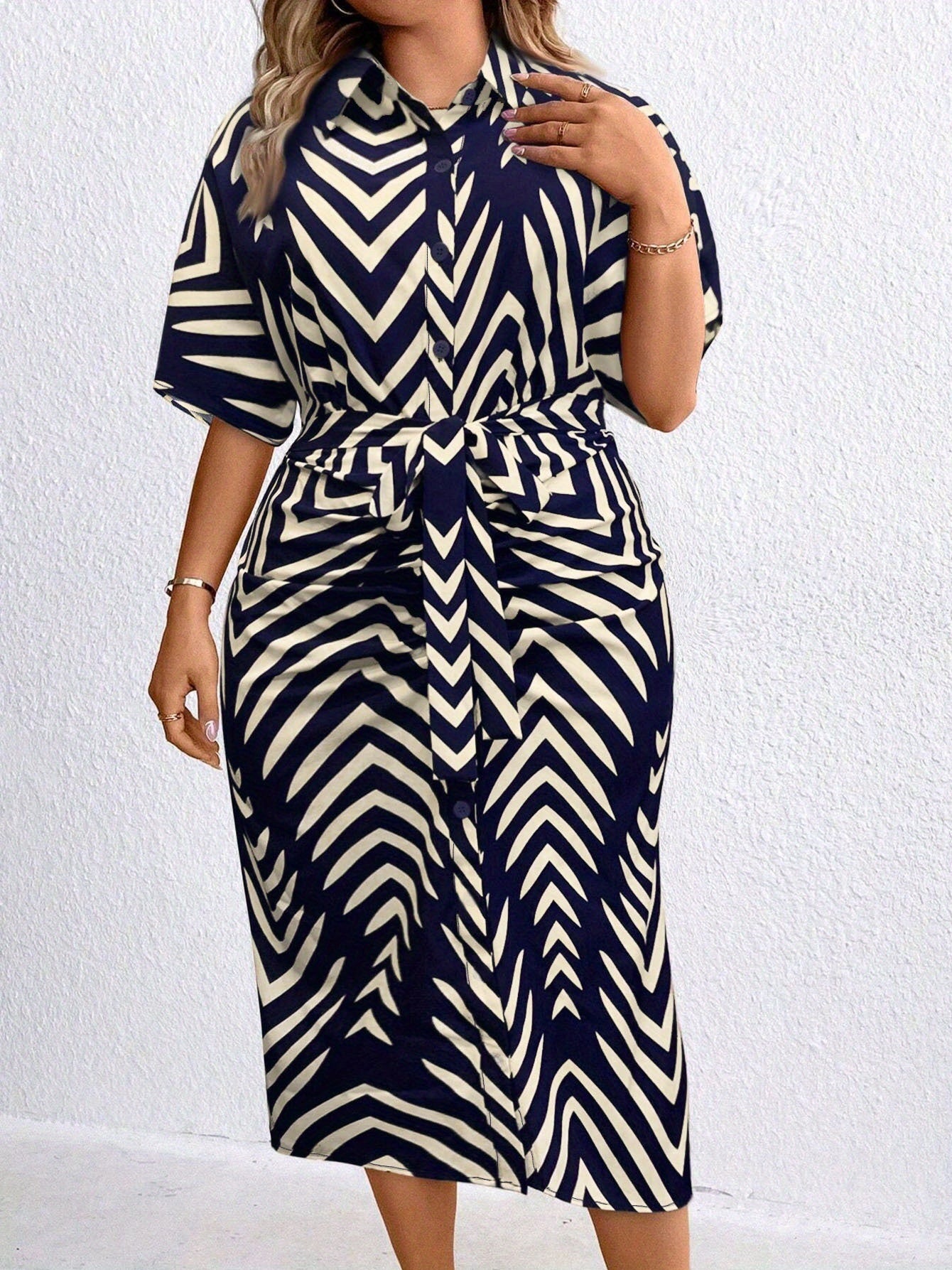 Plus Size Bloemenjurk – Elegante Knoopjurk met Kraag & Ceintuur