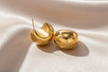 Lesmo Sculpt C-vormige Oorbellen – Goud & Zilver