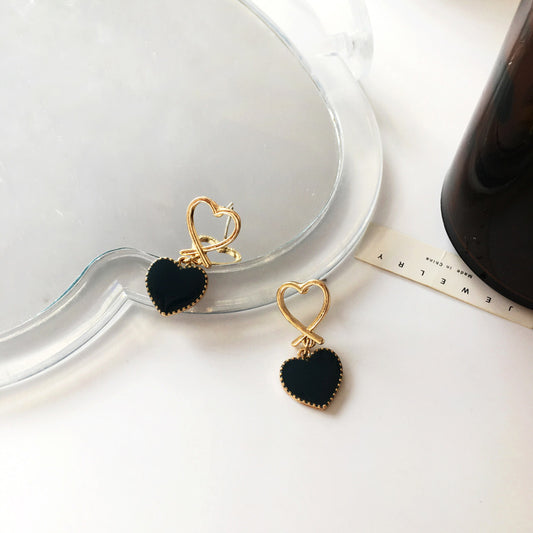 Retro Goudkleurige Hartoorbellen – Hollow Love Studs
