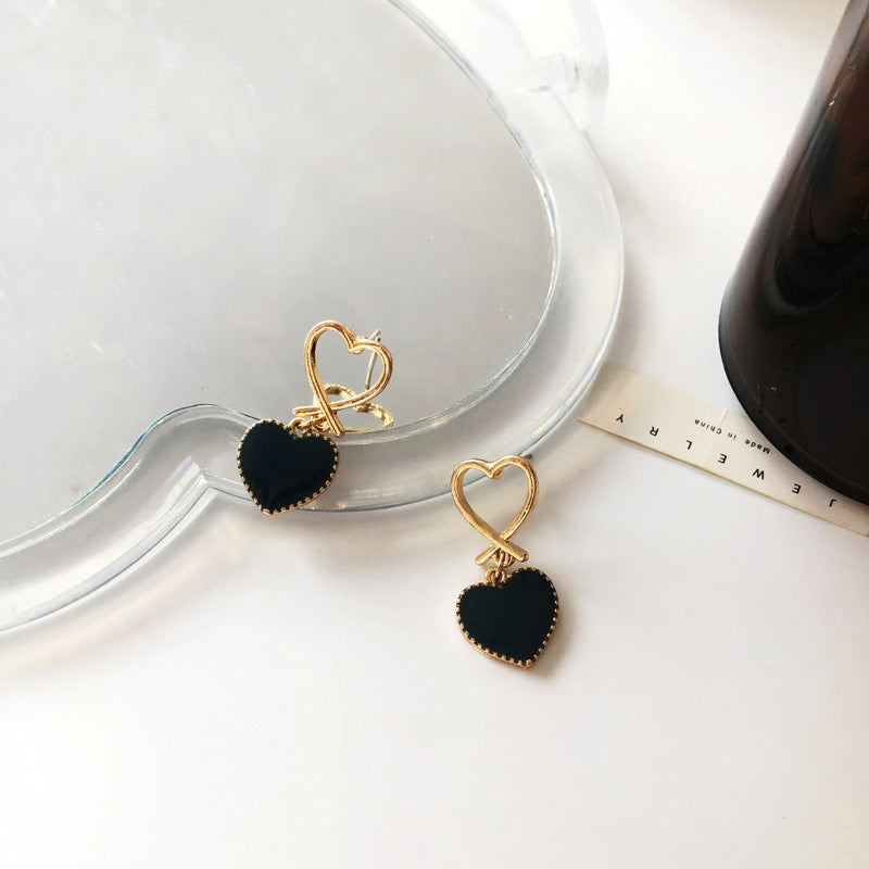 Retro Goudkleurige Hartoorbellen – Hollow Love Studs