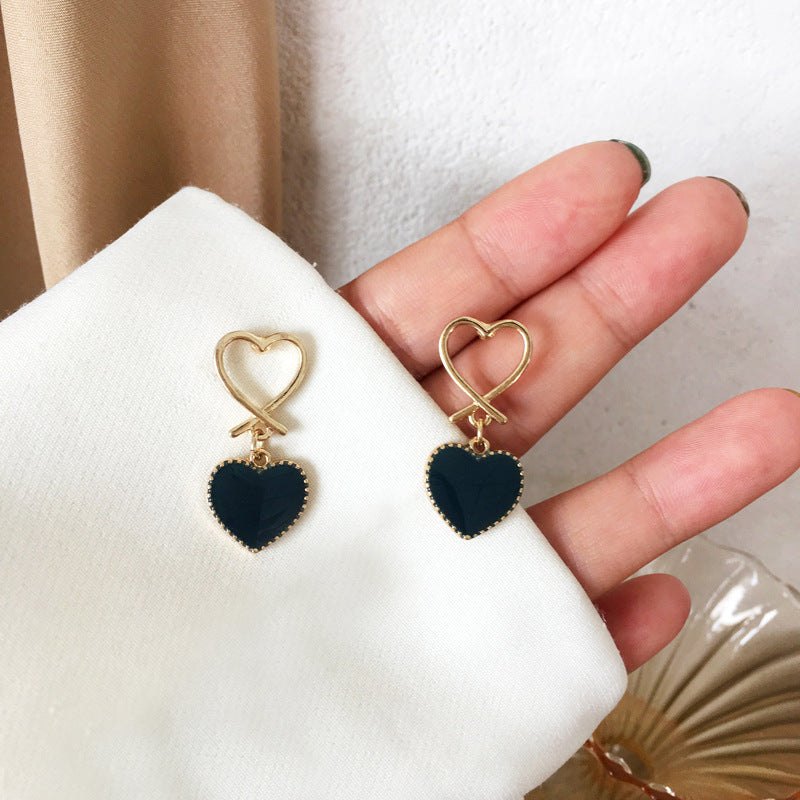 Retro Goudkleurige Hartoorbellen – Hollow Love Studs