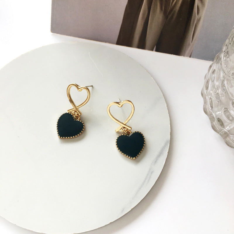 Retro Goudkleurige Hartoorbellen – Hollow Love Studs