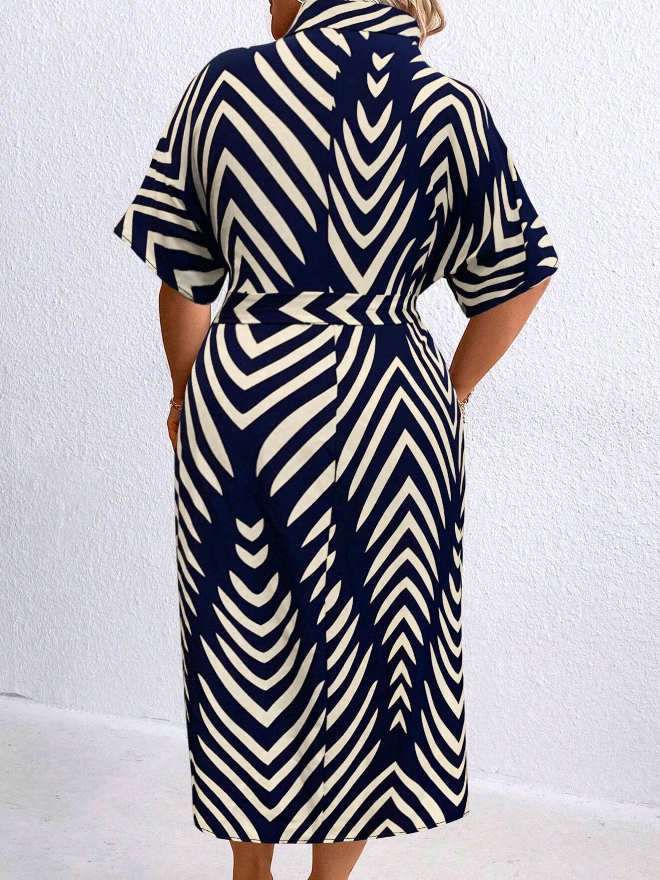 Plus Size Bloemenjurk – Elegante Knoopjurk met Kraag & Ceintuur