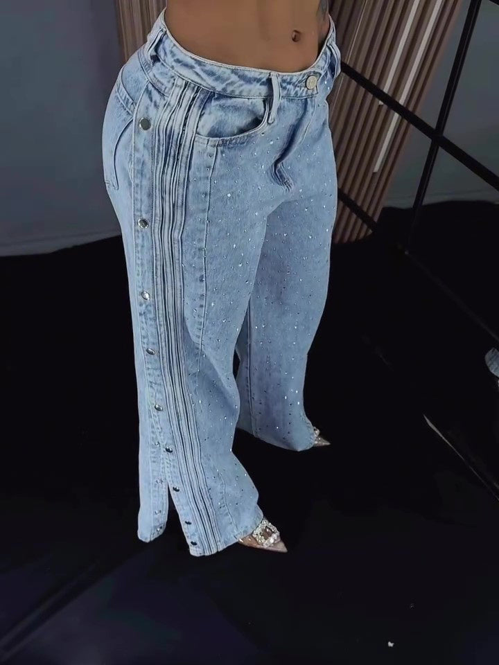 Rhinestone Glam Jeans – High-Waist Sparkle met Luxe Knoopdetail